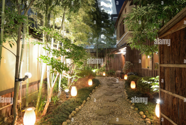 Jalan setapak dari batu alam dengan lampion bambu